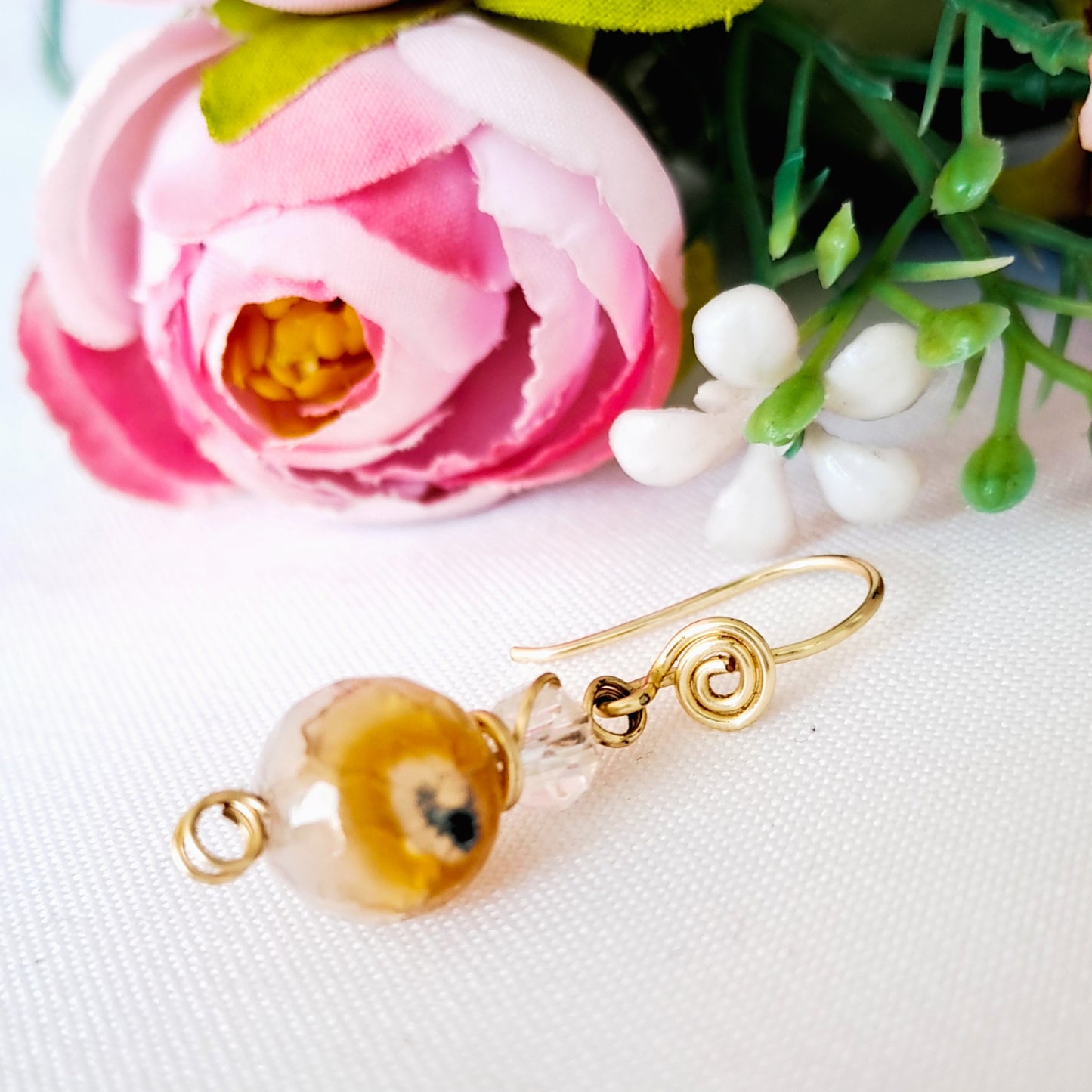 Aros de Anzuelo Decorados Con Una Piedra Natural Y Un Cristal Colgante