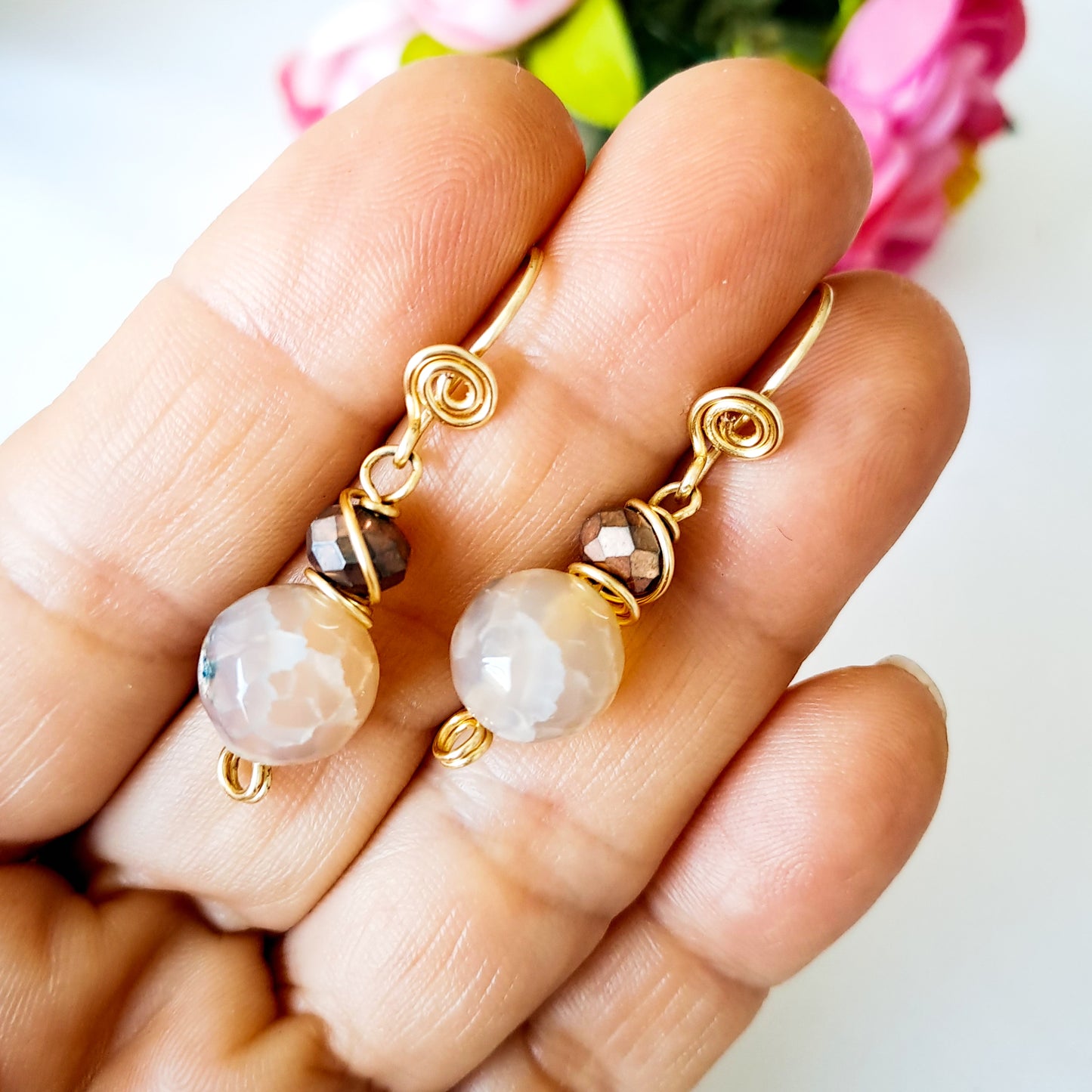 Aros de Anzuelo Decorados Con Una Piedra Natural Y Un Cristal Colgante