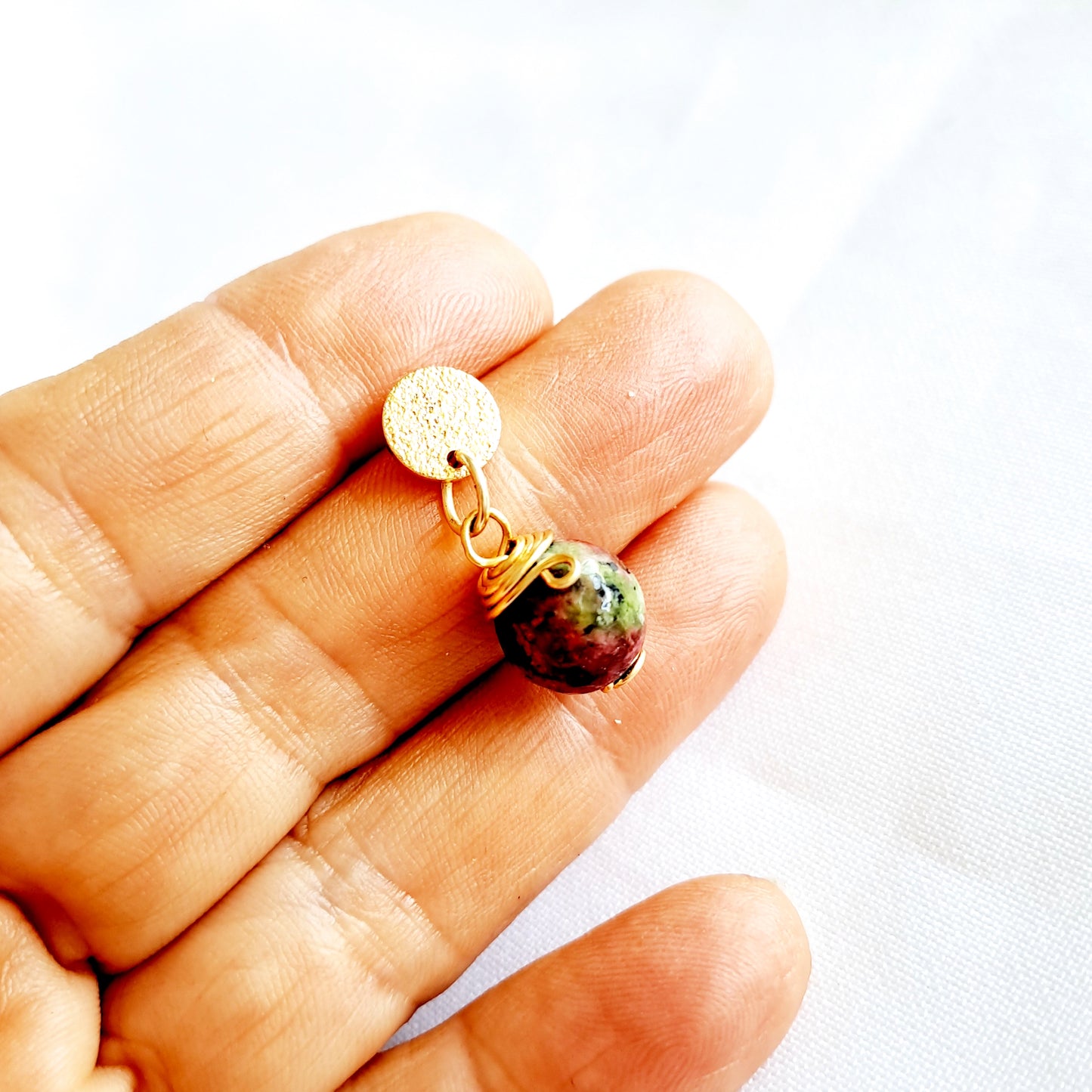Aros Pequeños Con Una Piedra Colgando de Una Base Redonda en Baño de Oro