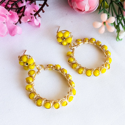 Aros Redondos Con Cristales Entorchados Y Base en Forma de Flor