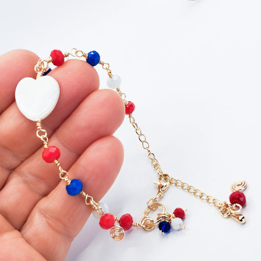Pulsera de Fiestas Patrias con cristales, dijes, y cadena ajustable