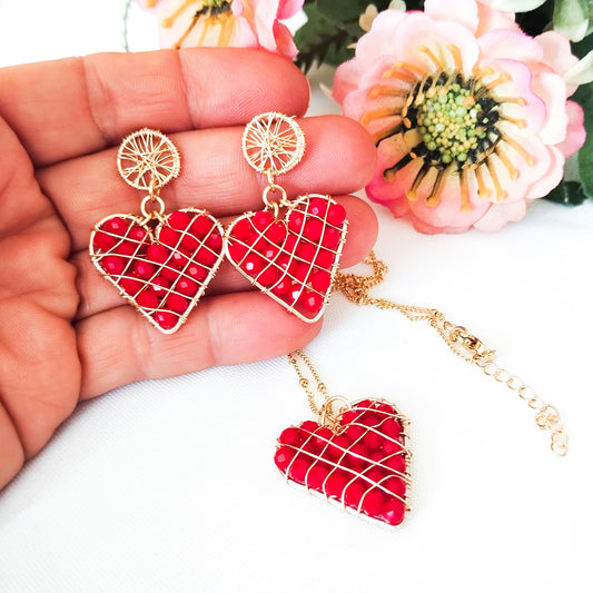 Conjunto de Colgante Y Aros Con Corazones Medianos Rellenos Con Cristales Checos