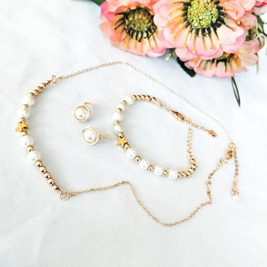 Conjunto de Collar, Pulsera y Aros Pequeños con Perlas y Alambre Bañado en Oro