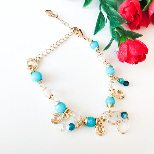 Pulsera Con Ágatas, Cristales Y Varios Dijes Elaborados en Alambre, Piedras Y Cadena Con Baño de Oro