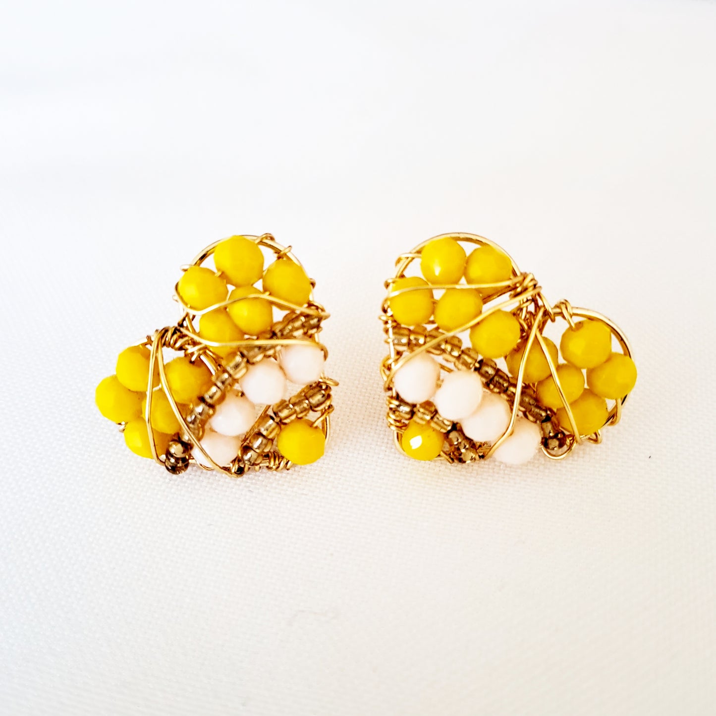 Aros Con Forma de Corazón Rellenos Con Cristales Y Perlas